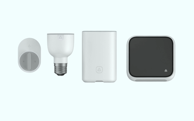 A smart lock, smart light, router, and smart display all displaying the Matter symbol.