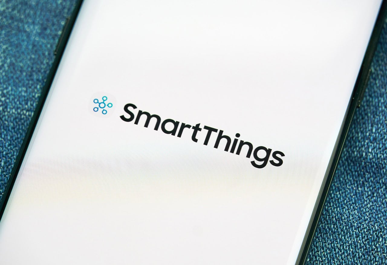 Samsung SmartThings logo on a cell phone.