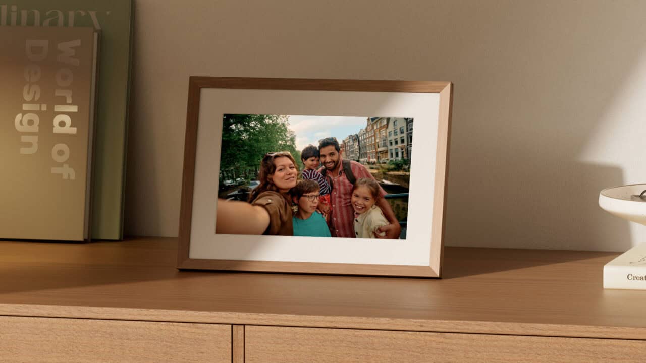 Alexa Photo Frame Is the First Photo Frame With Alexa Built In